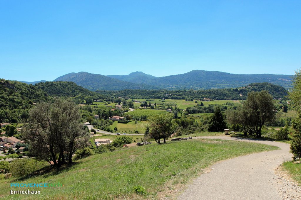 La campagne autour d'Entrechaux.