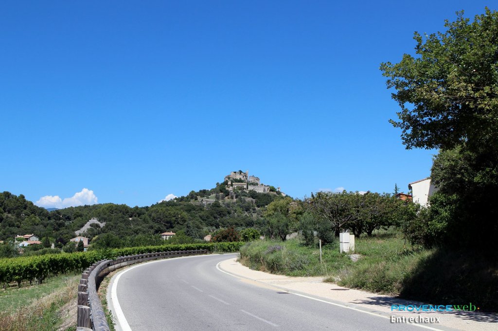 Route menant au village.