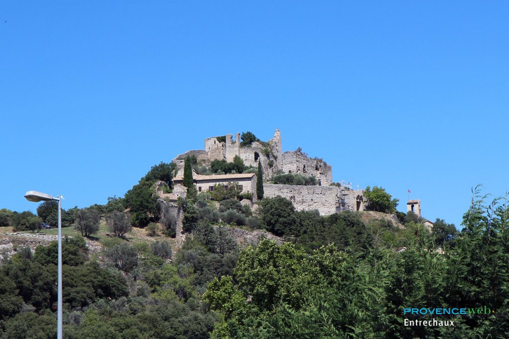 Le village d'Entrechaux dans le Vaucluse.