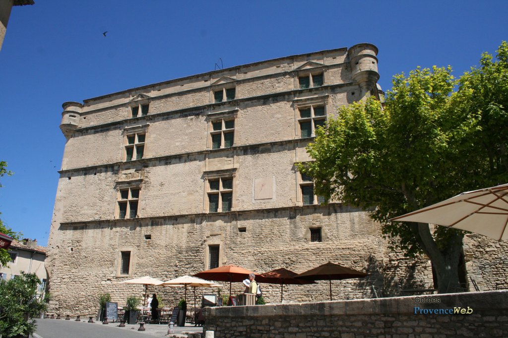 Vue arri&egrave;re du Chateau de Gordes.