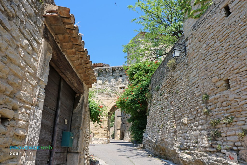 Ruelle fortifi&eacute;e &agrave; Goult.