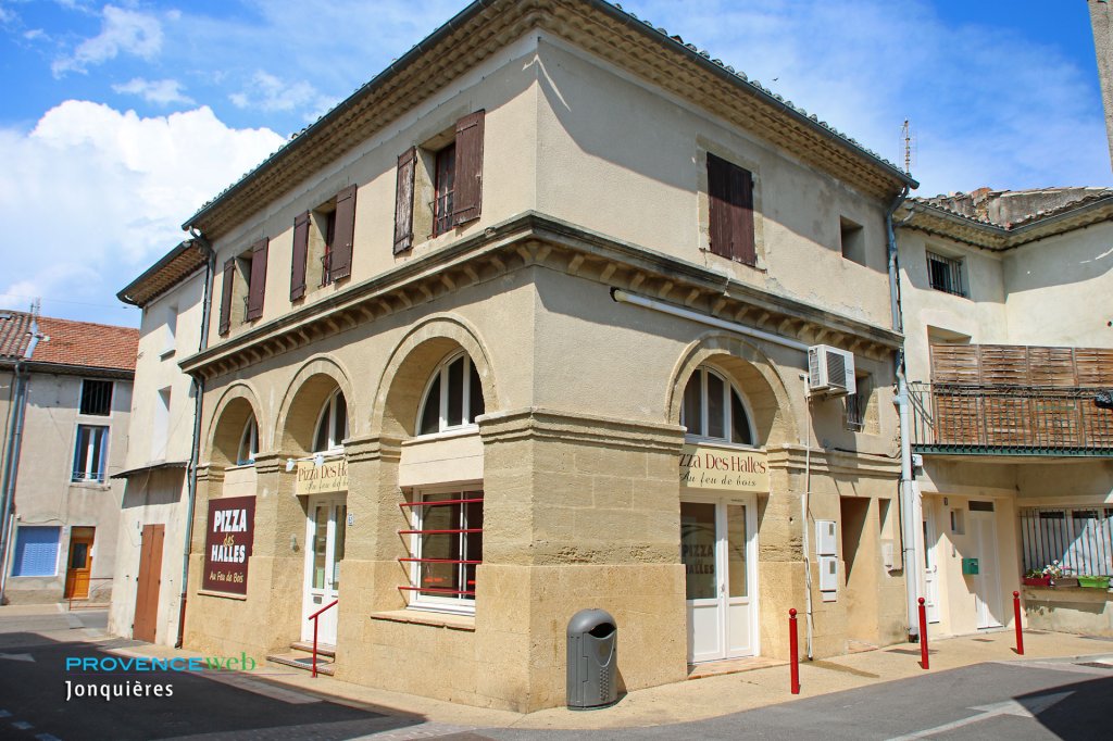 Jonquières Village du Vaucluse Provence 