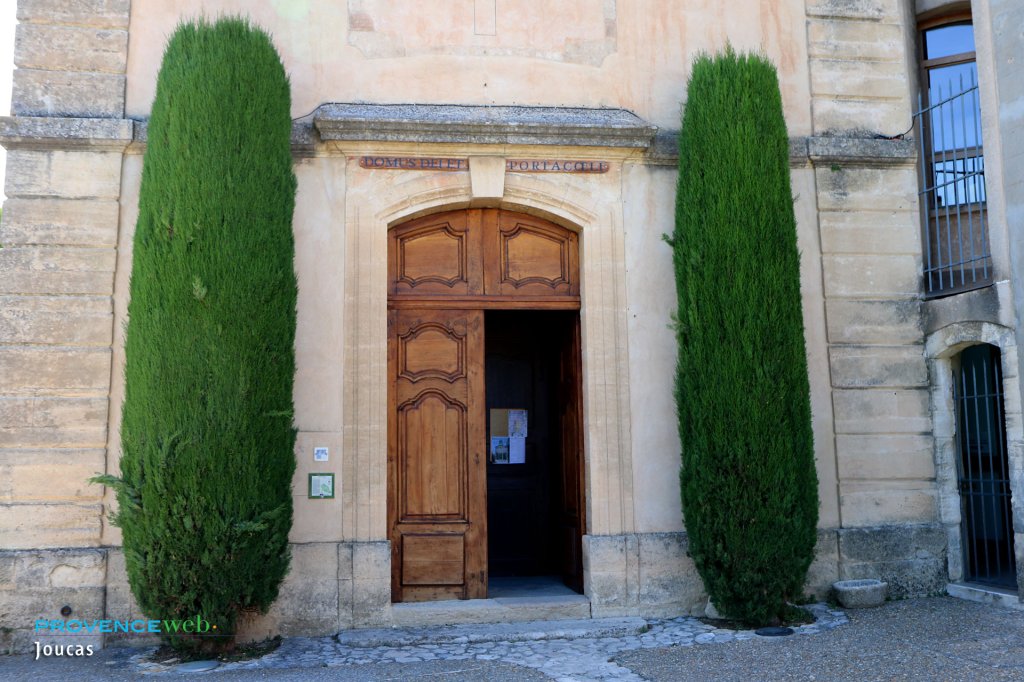 Entrée de l'église de Joucas.