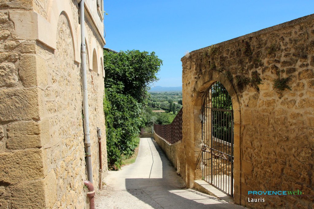 Rue &agrave; Lauris.