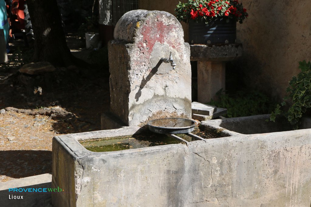 Fontaine &agrave; Lioux.