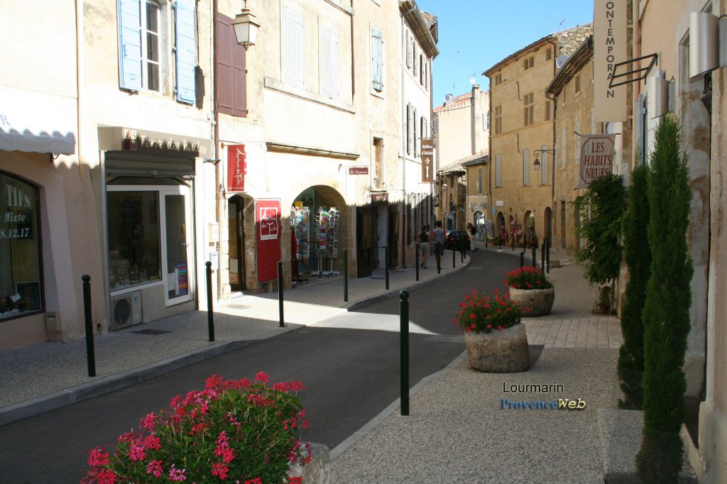 Jolie rue &agrave; Lourmarin.