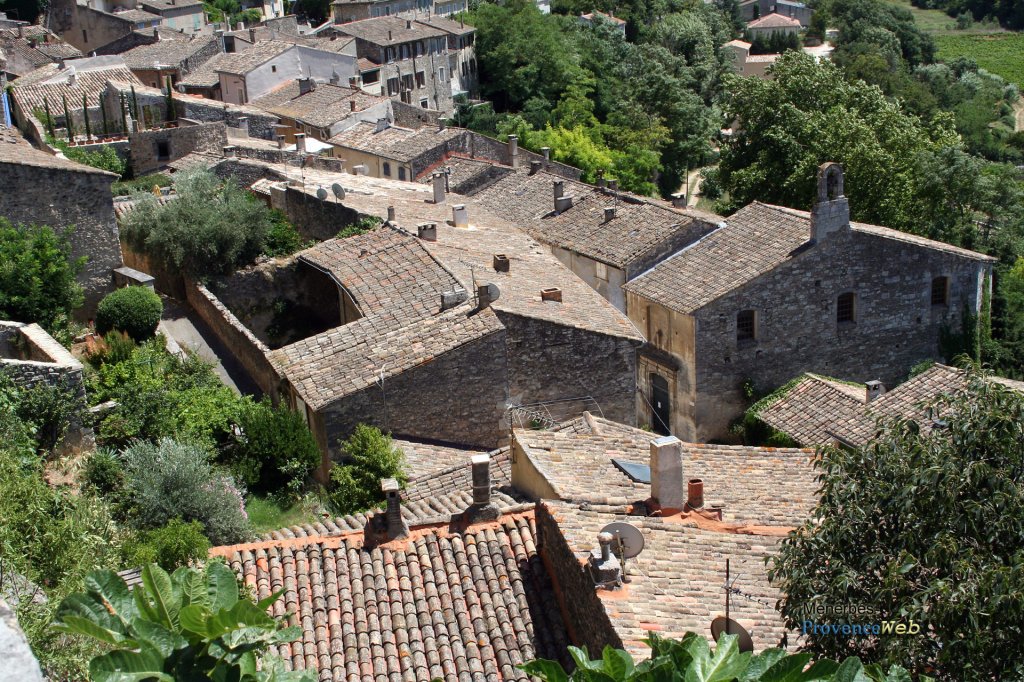 Le village de M&eacute;nerbes dans le Luberon.