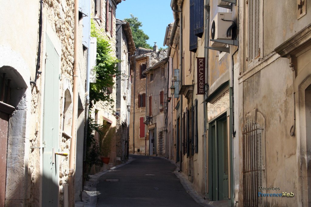 Rue du centre &agrave; M&eacute;nerbes.