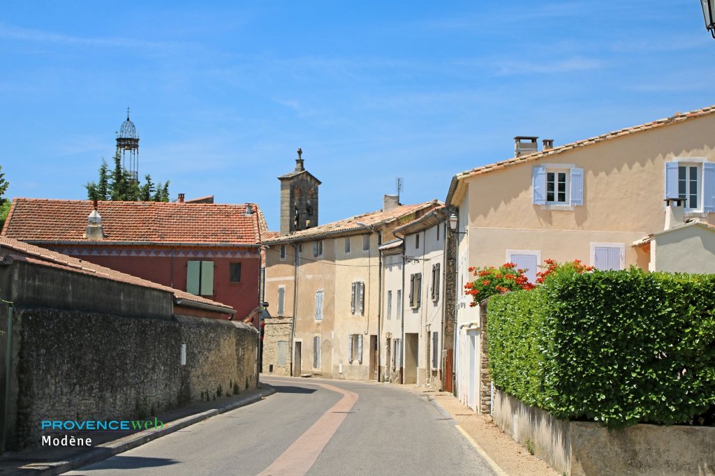 Le village de Mod&egrave;ne dans le Vaucluse.