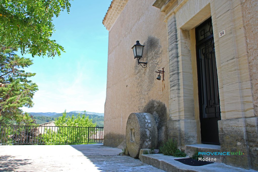 Parvis de l'&eacute;glise.