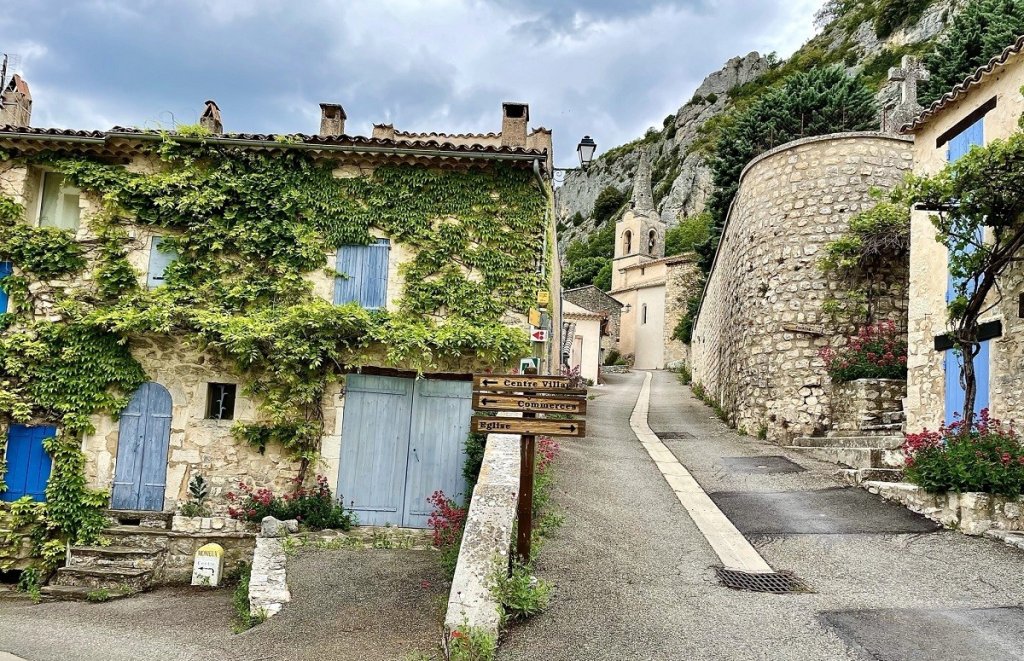 Le village de Monieux dans le Vaucluse.