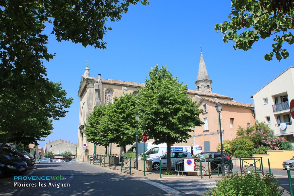 Le village de Mori&egrave;res les Avignon dans le Vaucluse.
