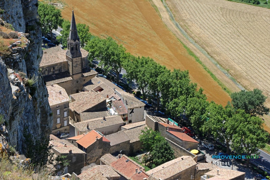 Le village de Mornas vu depuis la forteresse.