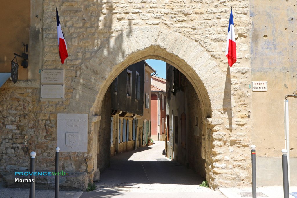 Porte Siant Nicolas &agrave; Mornas.