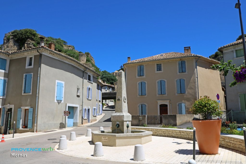 Fontaine &agrave; Mornas.