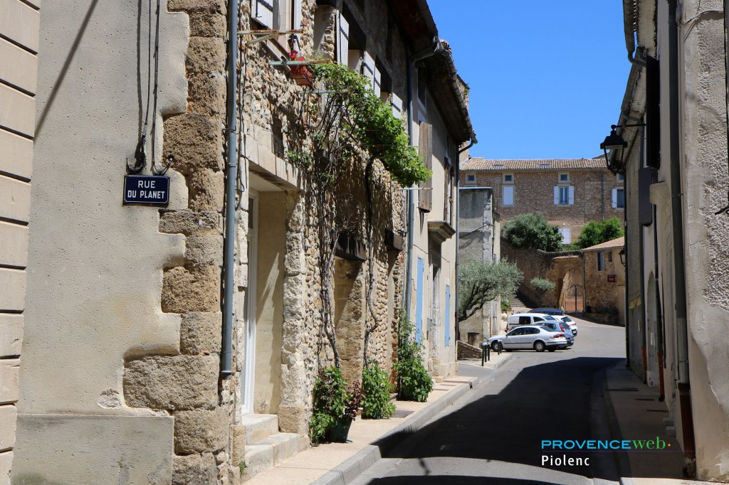 ruelle &agrave; Piolenc.