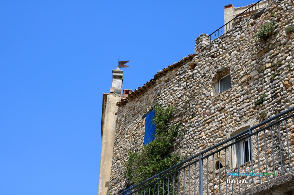 B&acirc;tisse ancienne en pierres.