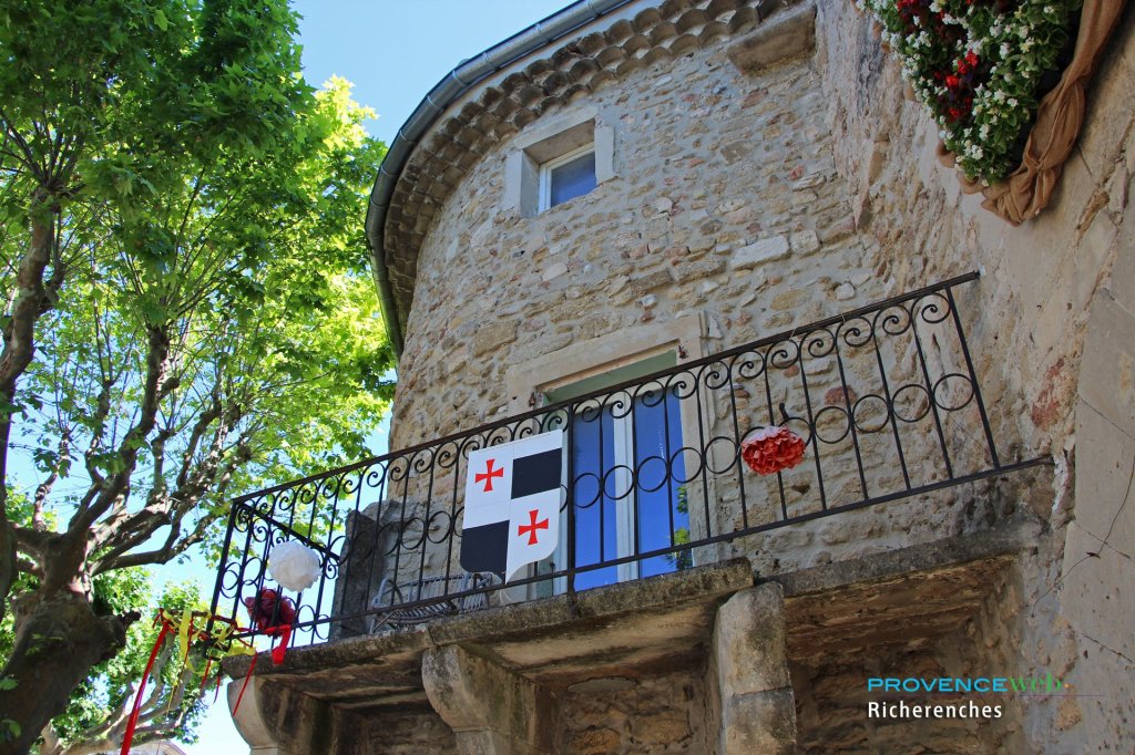 Balcon avec un blason des Templiers.
