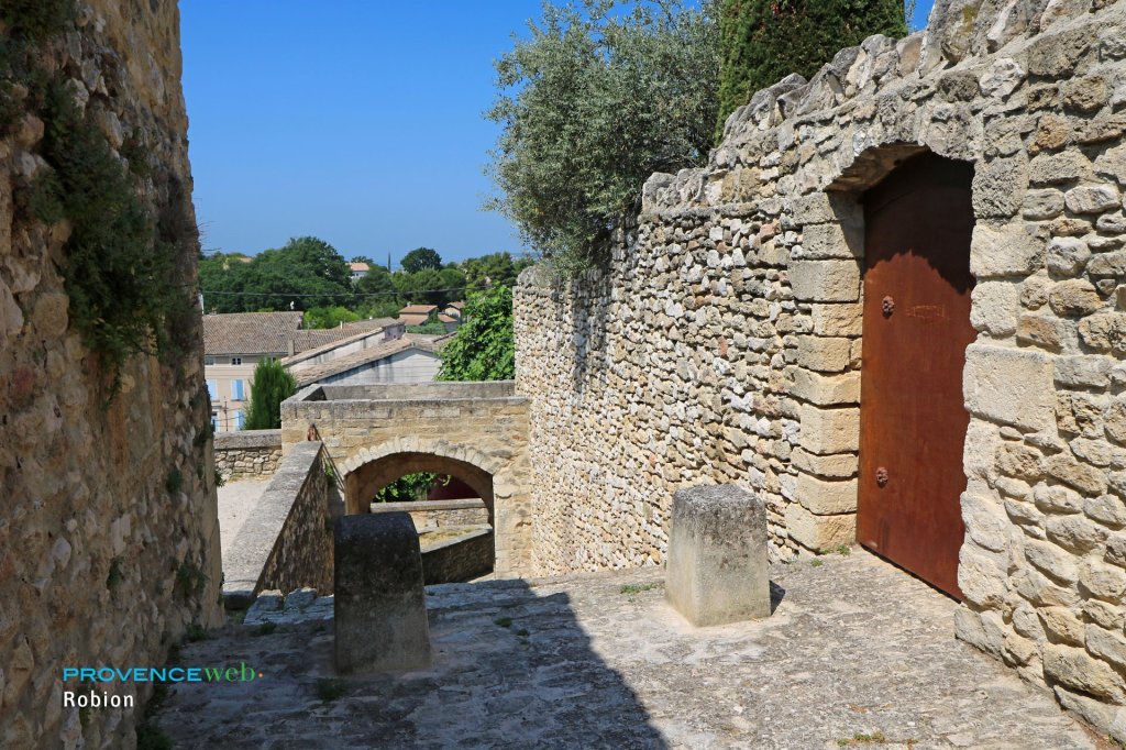 Le village de Robion dans le Vaucluse.