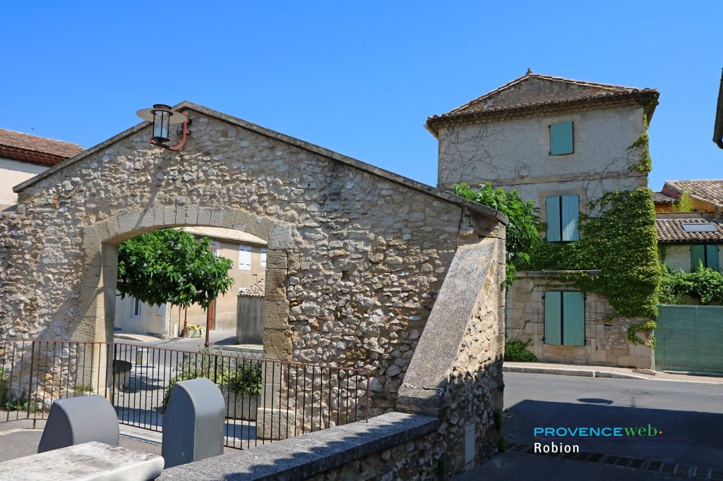 Joli mur de pierres.