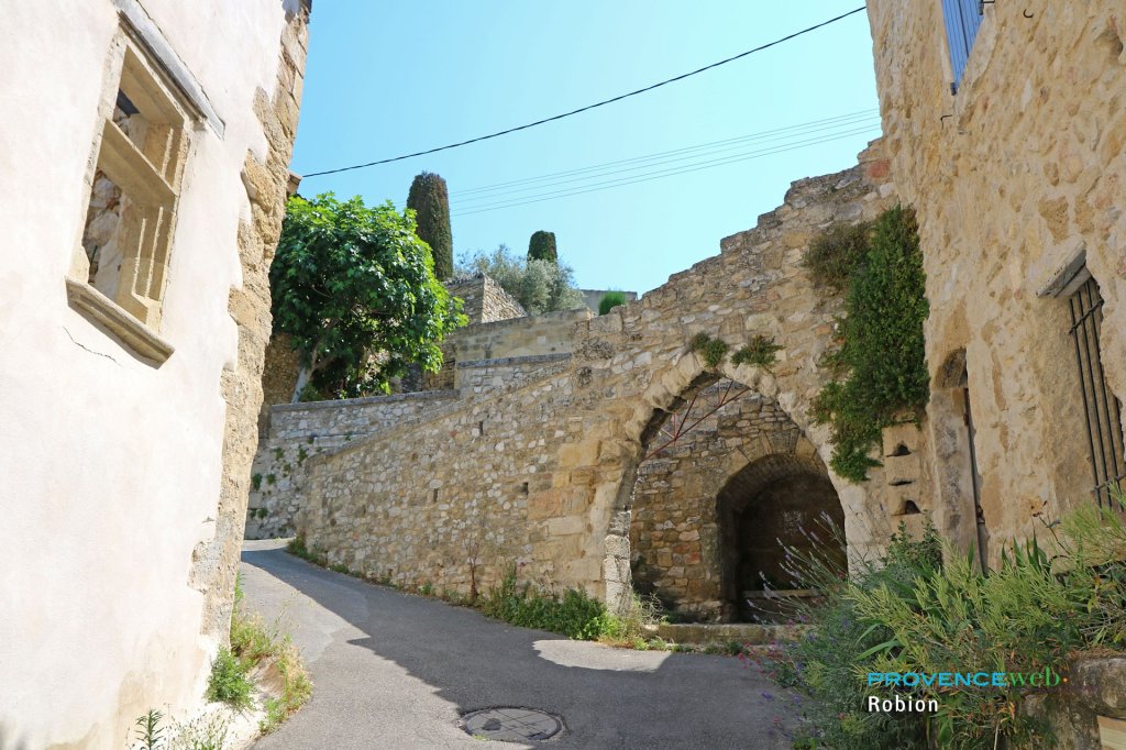 Ruelle &agrave; Robion.