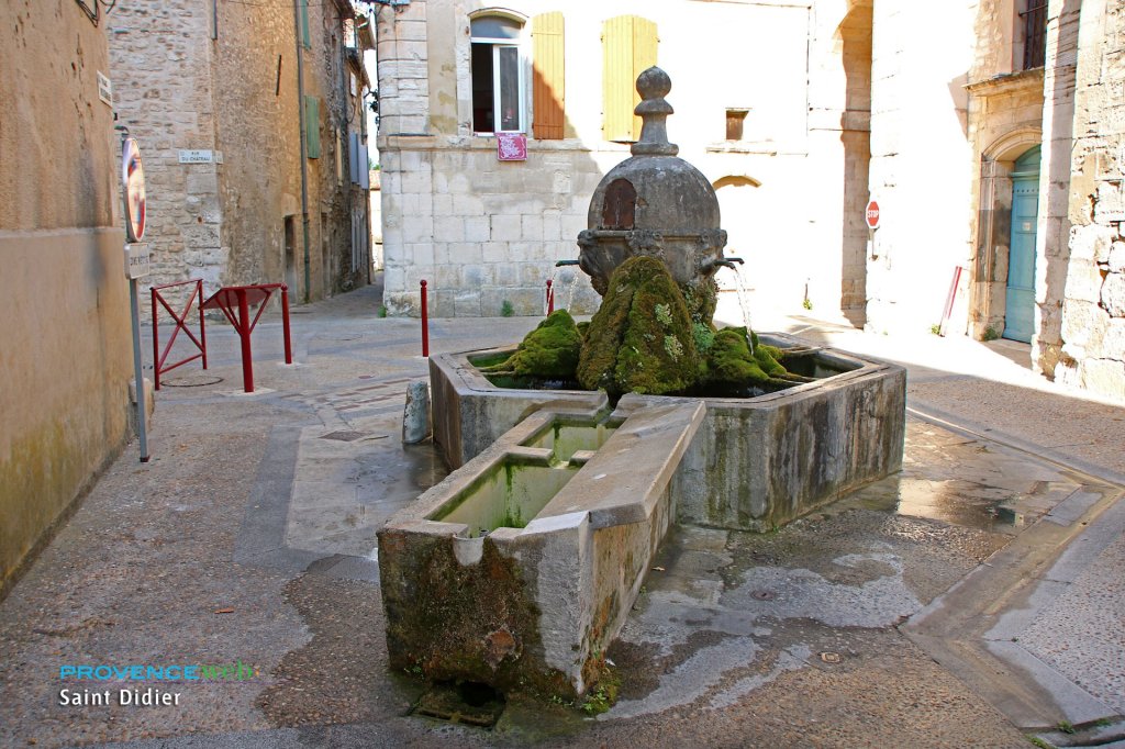 Fontaine ancienne &agrave; Saint Didier.