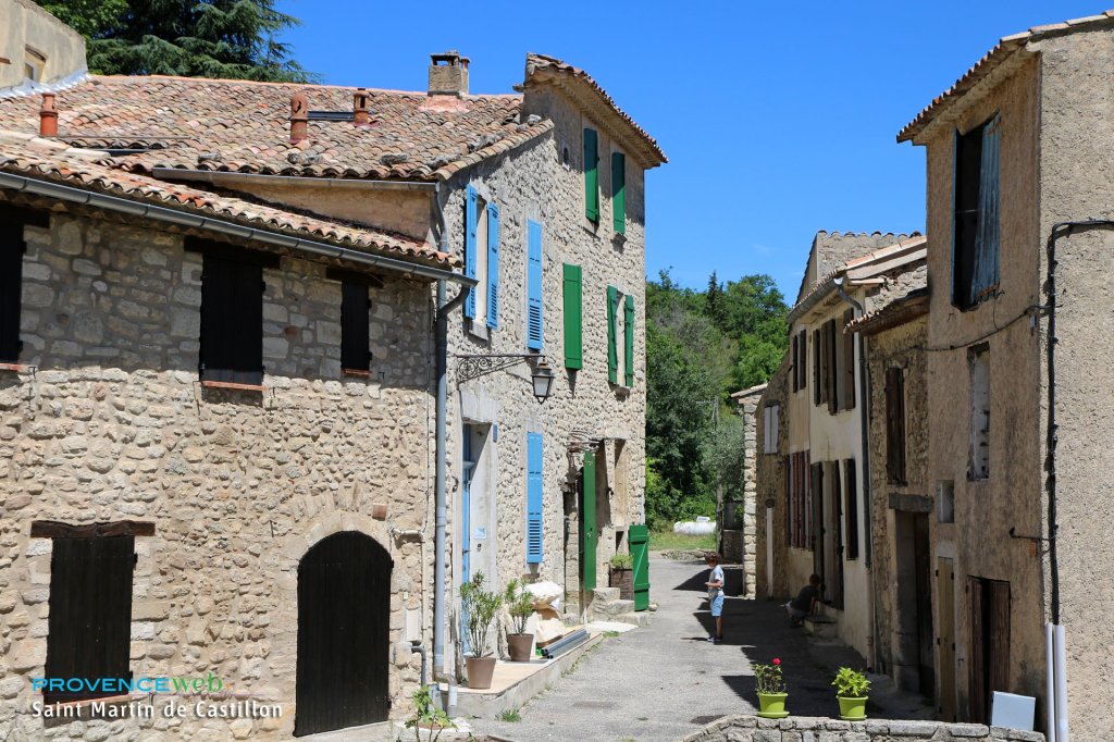 Saint Martin de Castillon dans le Luberon.