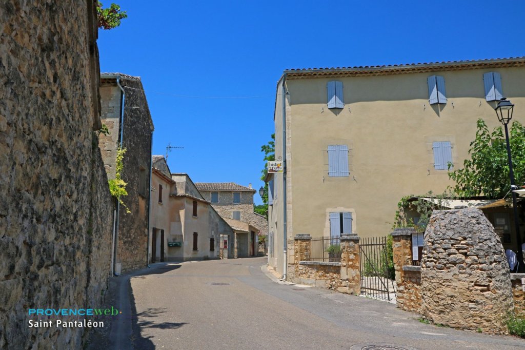 Rue &agrave; Saint Pantal&eacute;on.