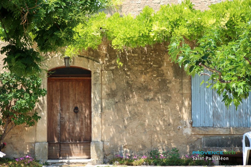 Vieille porte &agrave; Saint Pantal&eacute;on.