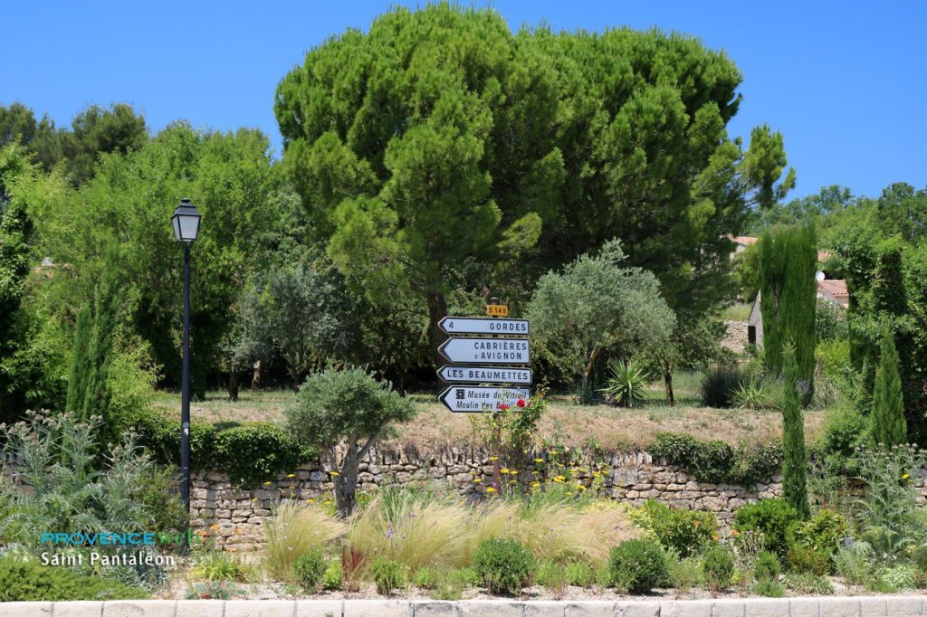 Entr&eacute;e du village.