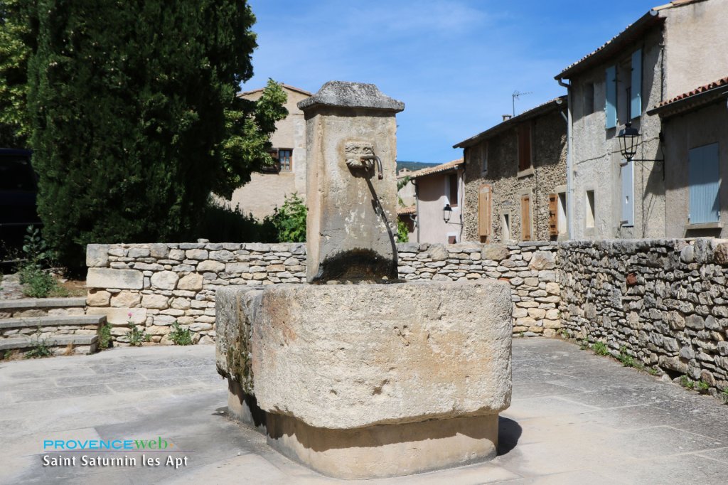 Fontaine ancienne.