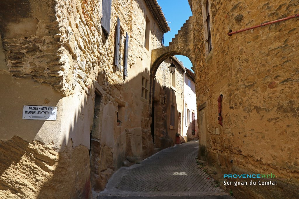 Ruelle de S&eacute;rignan du Comtat.