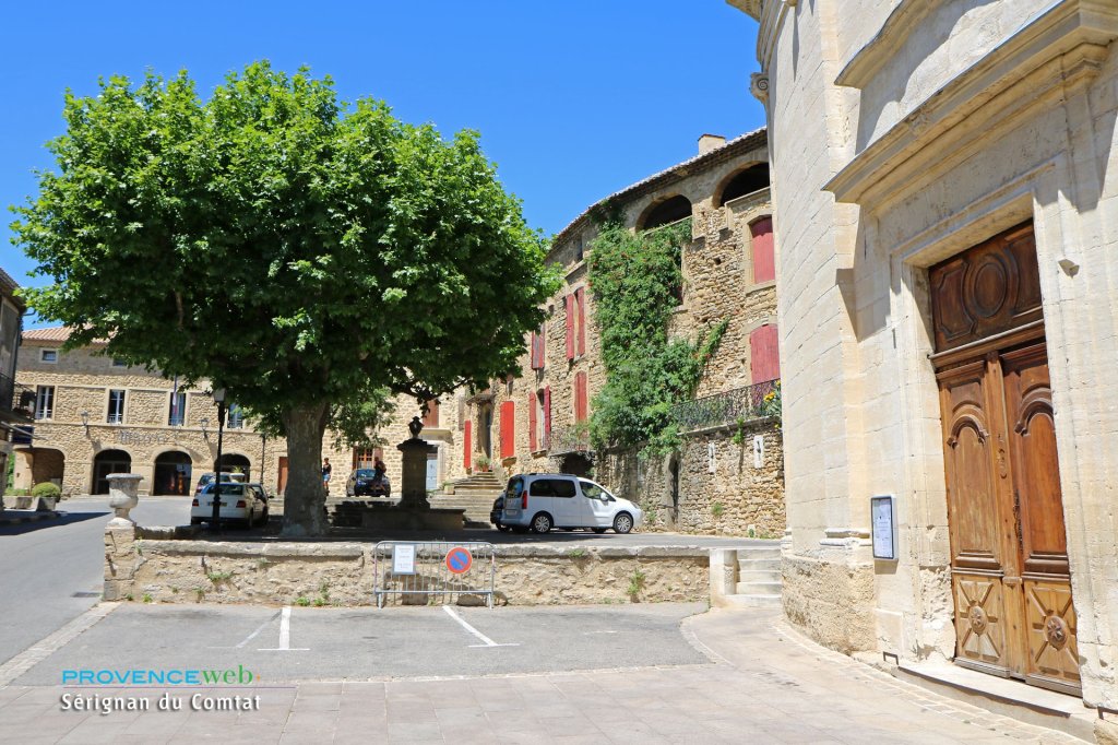 Parvis de l'&eacute;glise de S&eacute;rignan du Comtat.