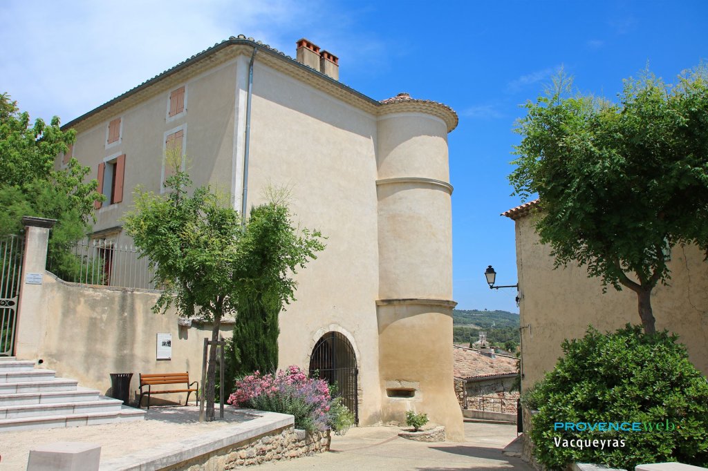 Jolie rue &agrave; Vacqueyras.