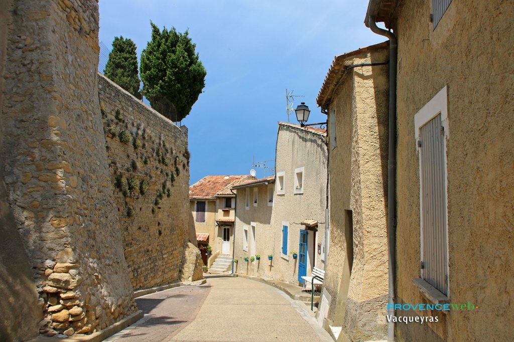 Rue ancienne du village.