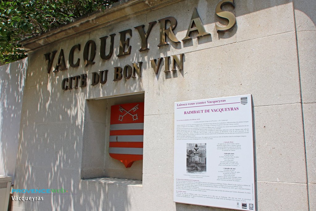 Vacqueyras cit&eacute; du bon vin.