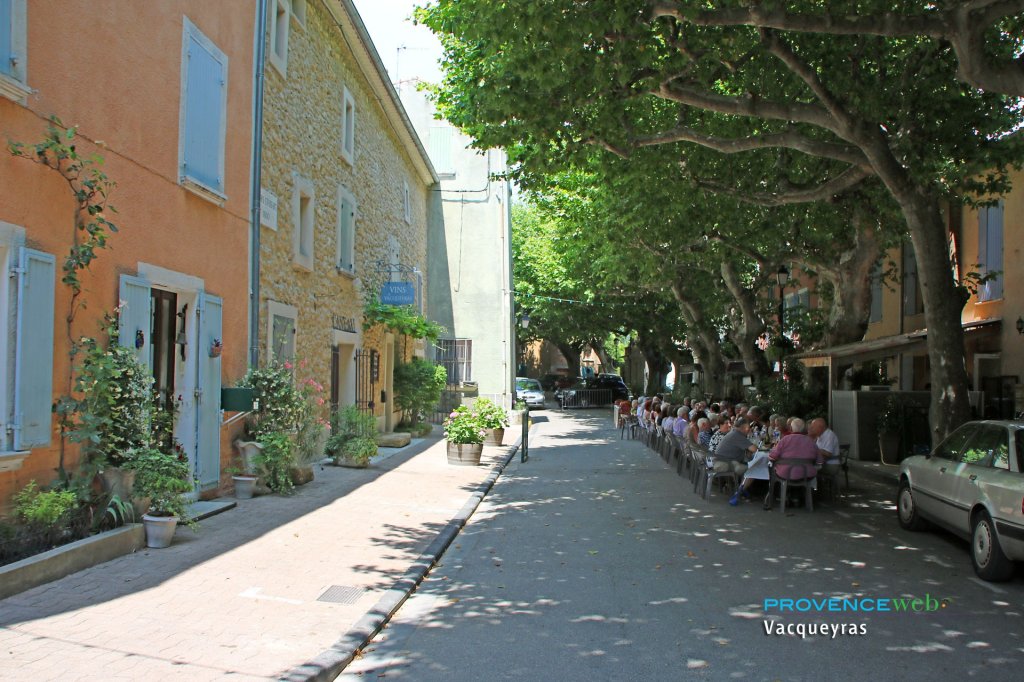Restaurant &agrave; l'ombre des platanes.