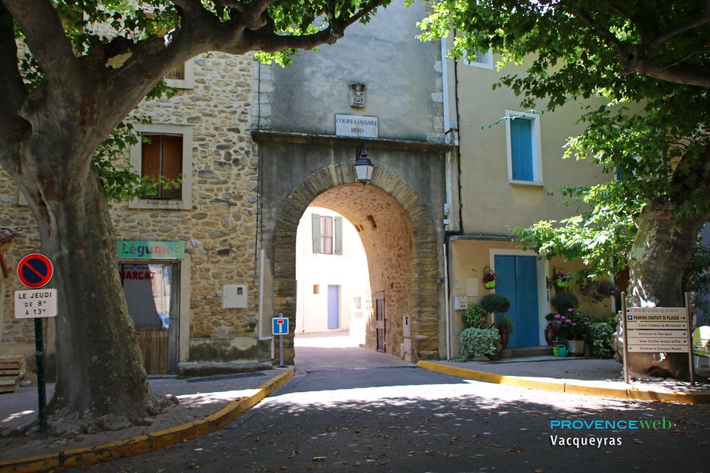 Porte du village.