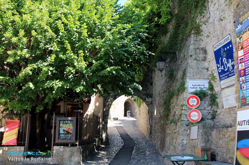 ruelle &agrave; Vaison la Romaine.