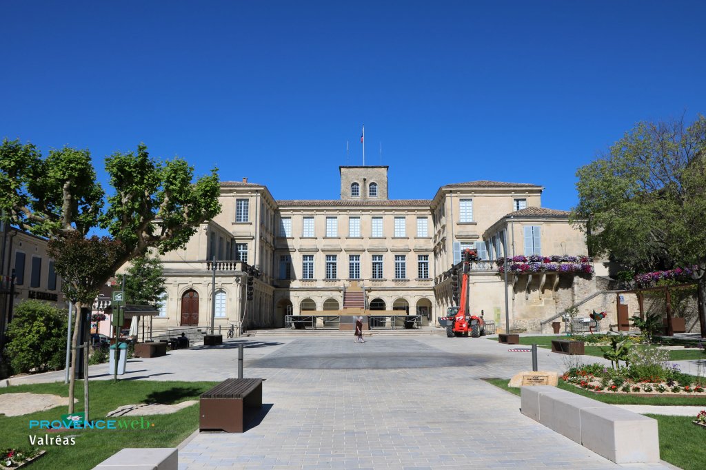 Ch&acirc;teau de Simiane &agrave; Valr&eacute;as.