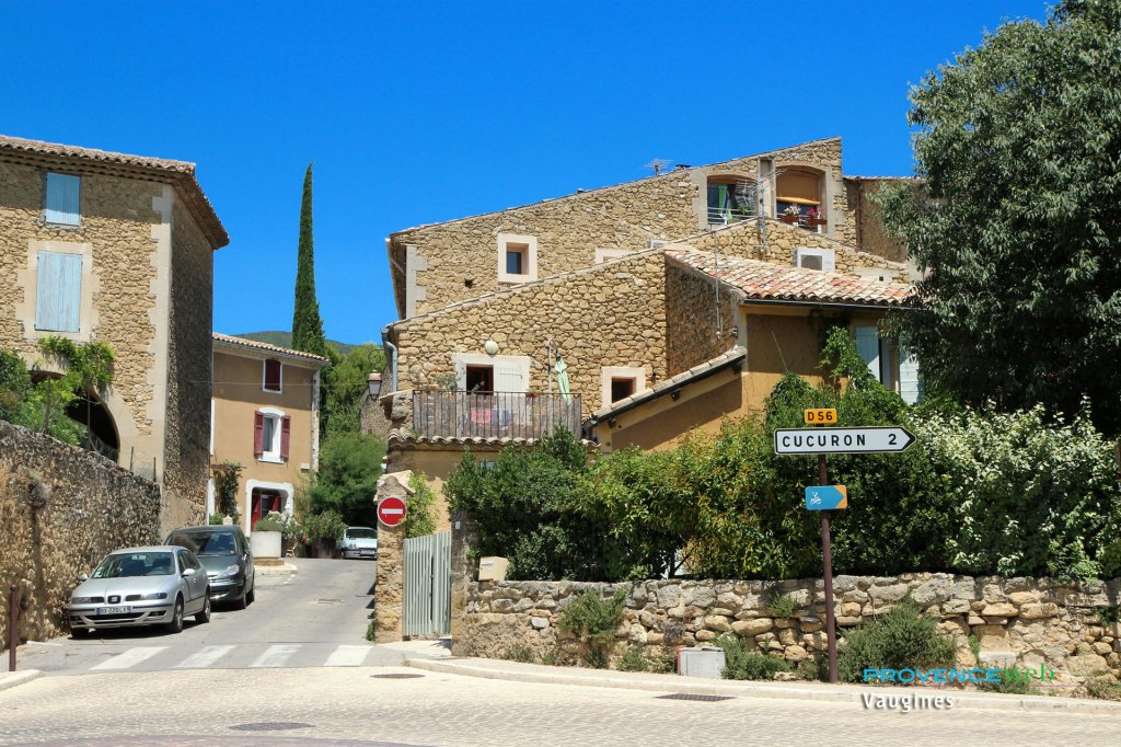 Vaugines dans le Luberon.