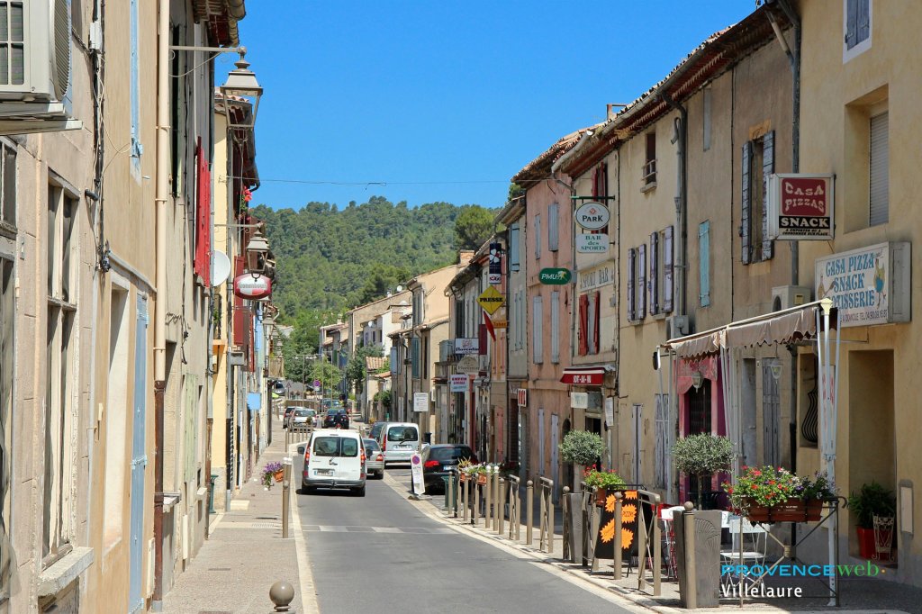 Rue commer&ccedil;ante de Villelaure.