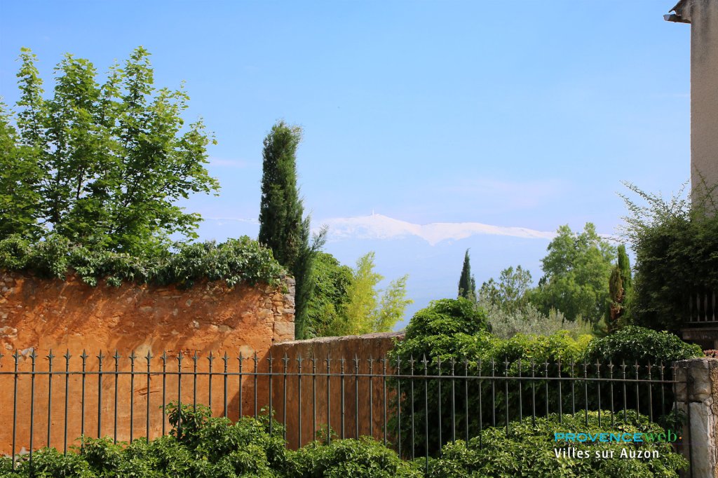 Vue sur le Mont Ventoux depuis Villes sur Auzon.