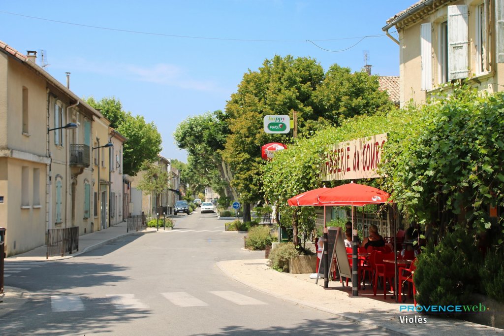 Restaurant &agrave; Viol&egrave;s.